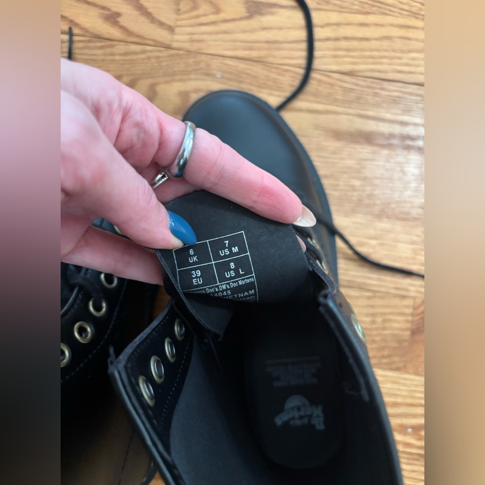 LIKE NEW doc martens boots - Picture 3 of 4